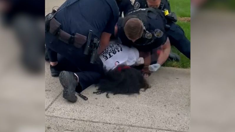 Policie v Louisville zatkla protestujícího černocha. Na zemi schytal rány pěstí do hlavy